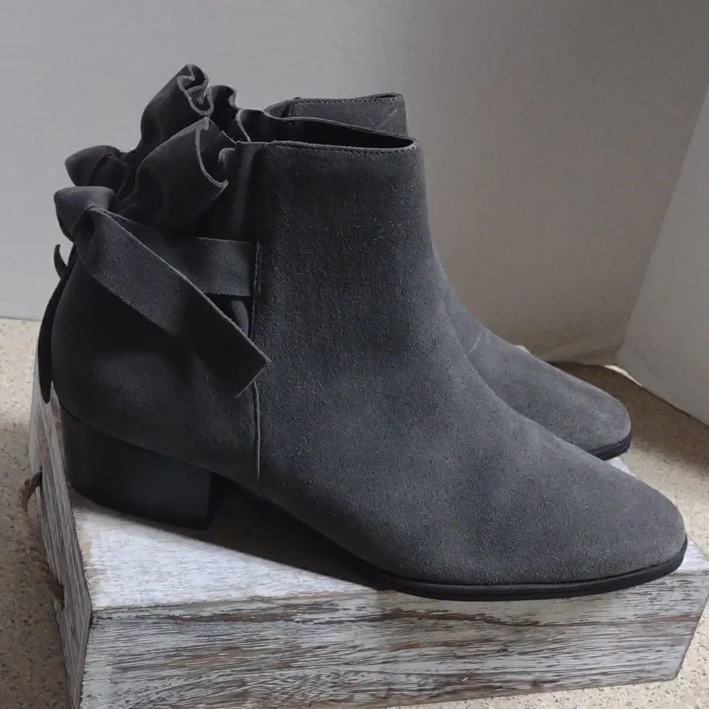 Aerosoles Grey Suede Booties Size 8. A11